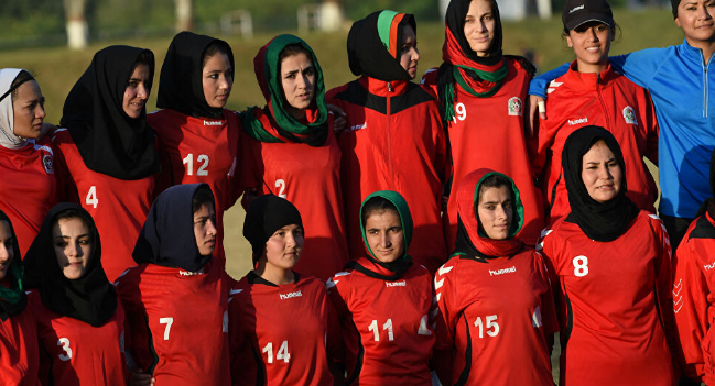 كيم كارداشيان تدعم لاعبات أفغانيات بطائرة خاصة